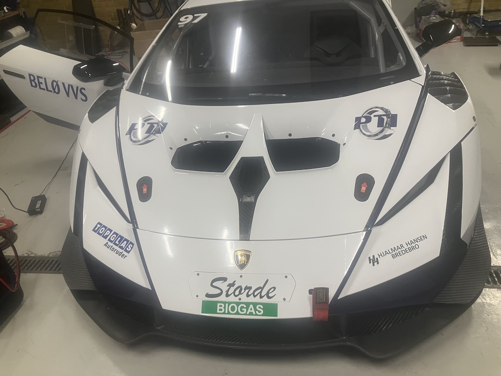 Der er noget futuristisk over Lamborghini'en, der i den forestående sæson også kan ses i aktion i forbindelse med Night Race på Padborg Park i september.
(Foto: Uwe Iwersen)